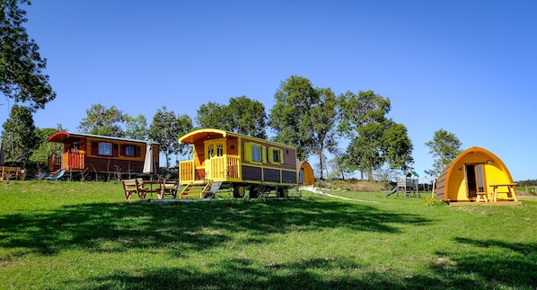Les Roulottes de la Ferme des Chanaux accepte les chiens à Saint-Julien-d'Ance
