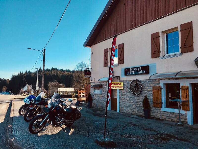 Le Petit Paris accepte les chiens à Chasnans