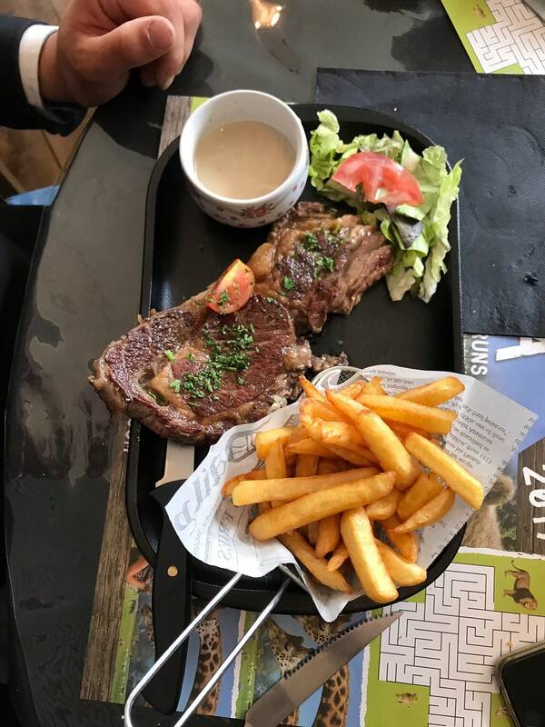 LA FREGATE SAS accepte les chiens à La Riviere-Saint-Sauveur