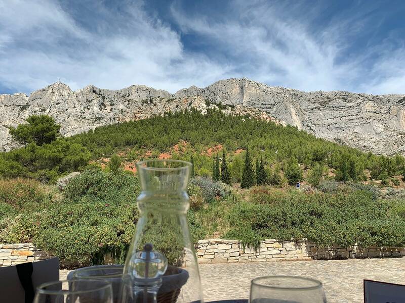 Restaurant Maison Sainte-Victoire accepte les chiens à Saint-Antonin-sur-Bayon