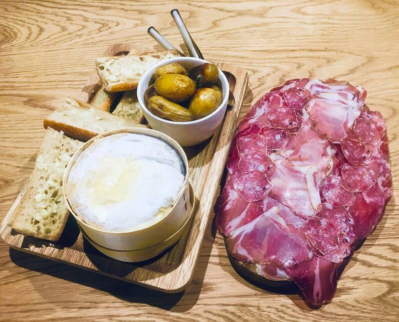 Mr Alphonse accepte les chiens à Paris