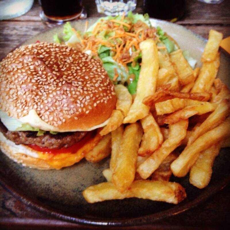 Paddy Mullins accepte les chiens à Arles