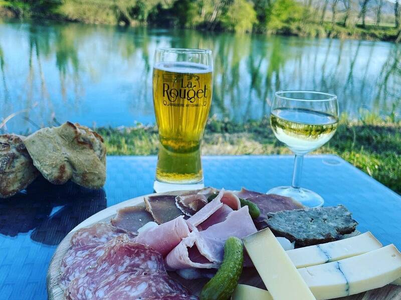 Restaurant de la Berge accepte les chiens à Roset-Fluans