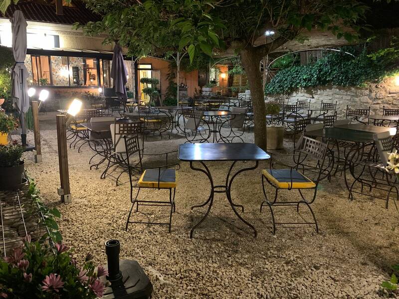 La table des gourmands accepte les chiens à Mormoiron