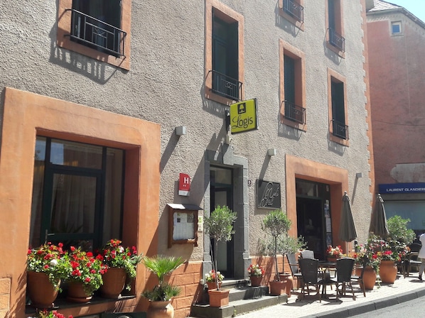 Logis Hotel du Midi accepte les chiens à Pierrefort