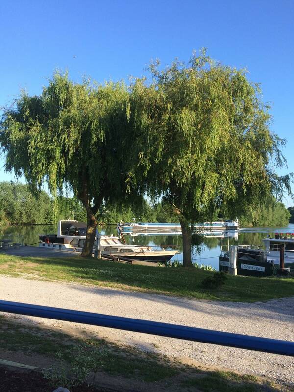 Relais du Port accepte les chiens à Jaux