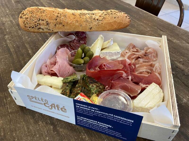 Spéléo Café accepte les chiens à Hures-la-Parade