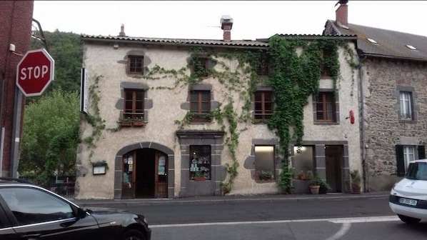 Hotel des Voyageurs accepte les chiens à Ferrières-Saint-Mary