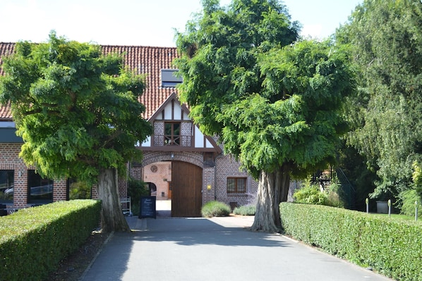 Le Domaine des Cigognes accepte les chiens à Lieu dit Pont Thibault