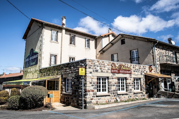 Hôtel Restaurant Le Foirail accepte les chiens à Saint-Haon