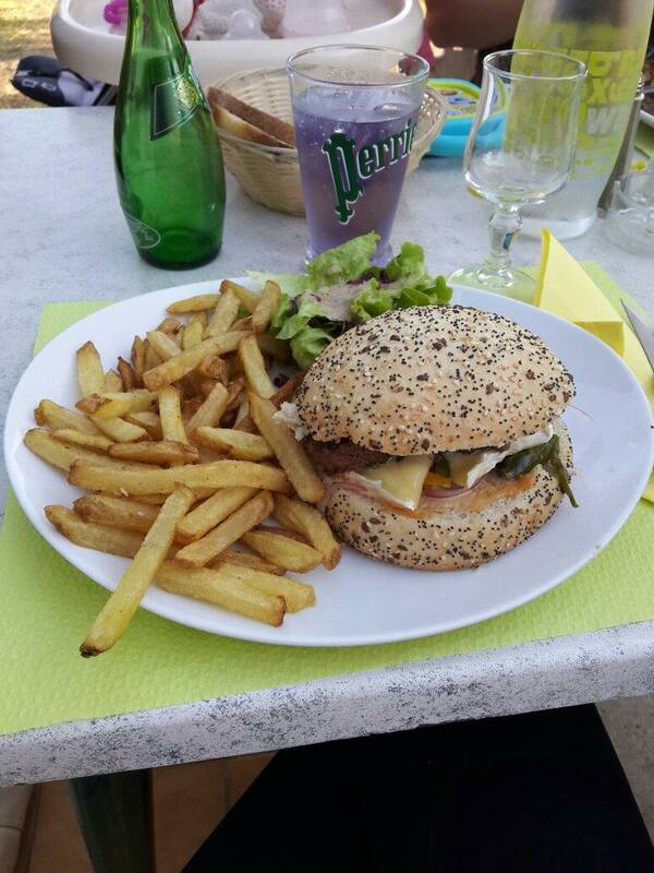 Au Bistrot Du Lac accepte les chiens à Tauriac