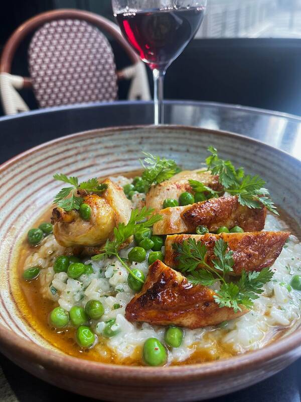 Rosemarie accepte les chiens à Paris