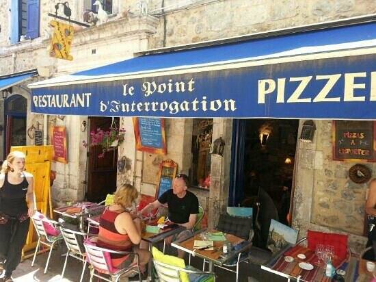 Le Point D'Interrogation accepte les chiens à Vallon-Pont-d'Arc