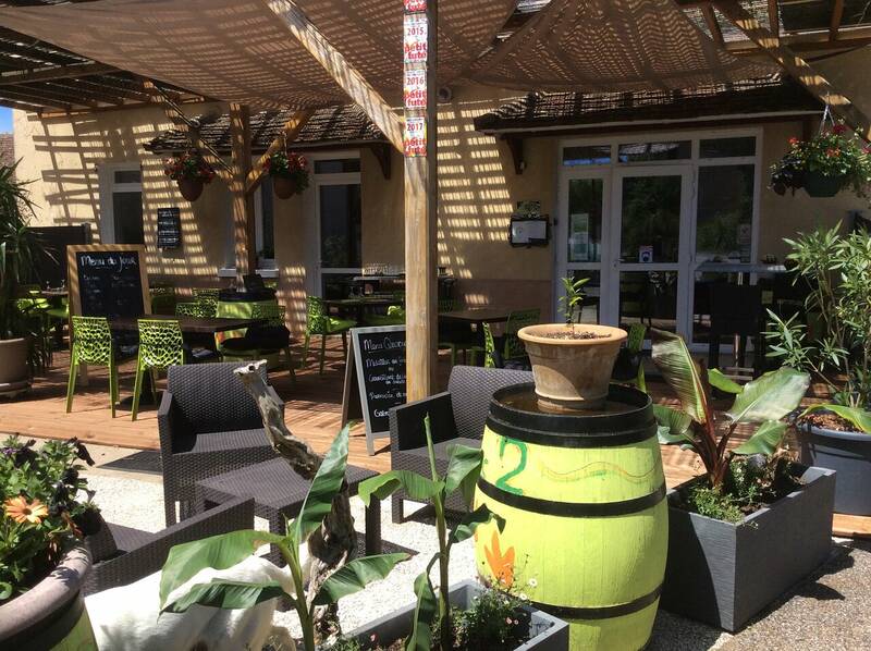 Les 2 Pattes accepte les chiens à Le Bastit