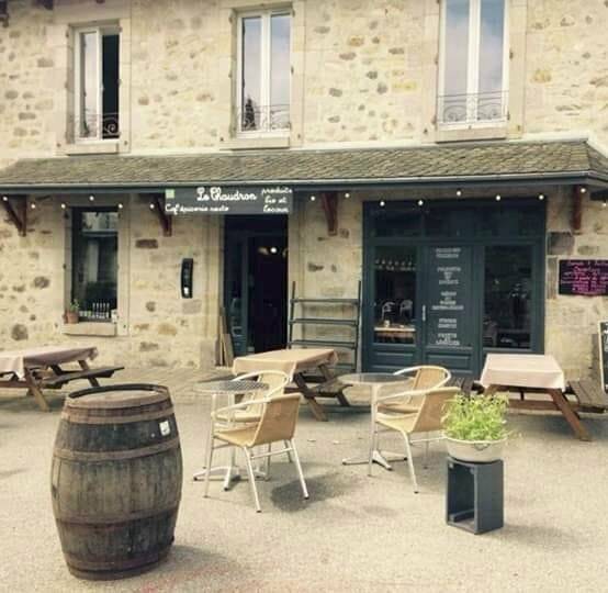 Le Chaudron Caf'épicerie Resto accepte les chiens à Saint-Jacques-des-Blats