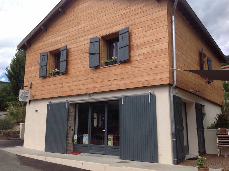 Une Table Dans Le Verger accepte les chiens à Marchampt