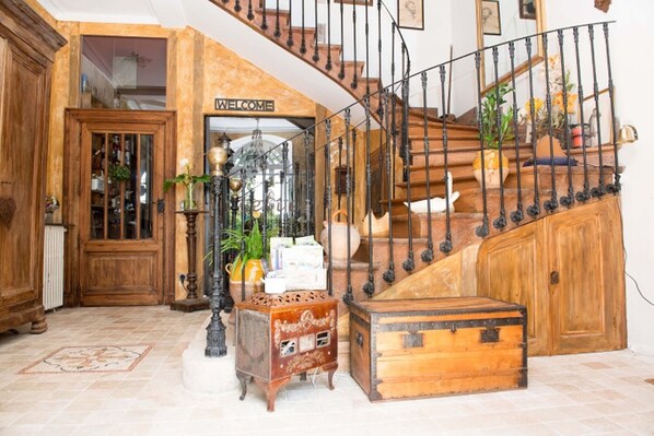 Au Bonheur d'Alphonse accepte les chiens à Lusignan-Petit