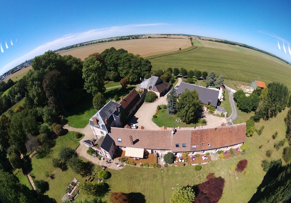 Chambre d'Hôtes Le Domaine de Jacquelin accepte les chiens à Saint-Germain-du-Puy