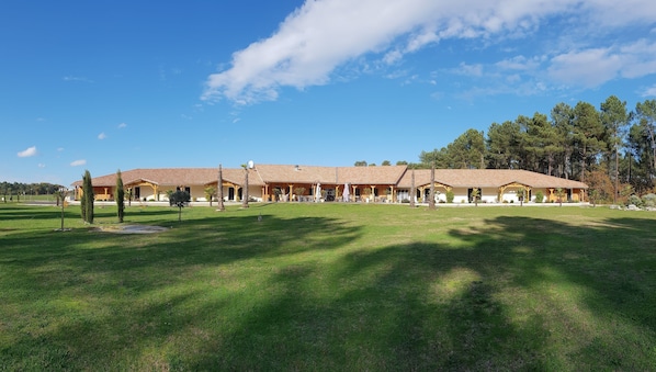 L'Hôtel du Lac accepte les chiens à Casteljaloux